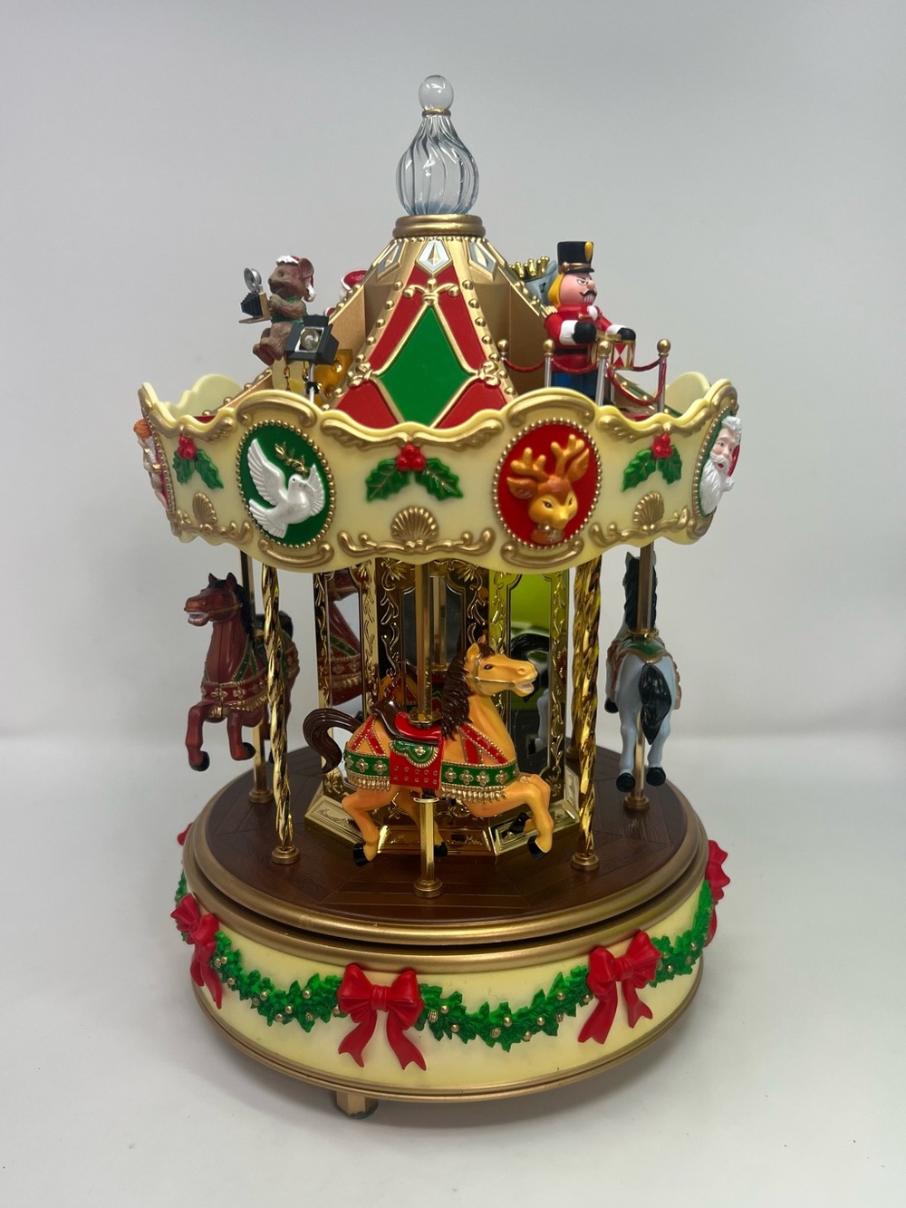 Maisto Christmas Holiday Around The Carousel Musical Animated Merry Go Round